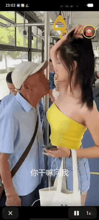 "辣眼睛[捂脸哭]"！这是发生在公交车上的一件事。一身着吊带衫的美女小姐姐在公交车