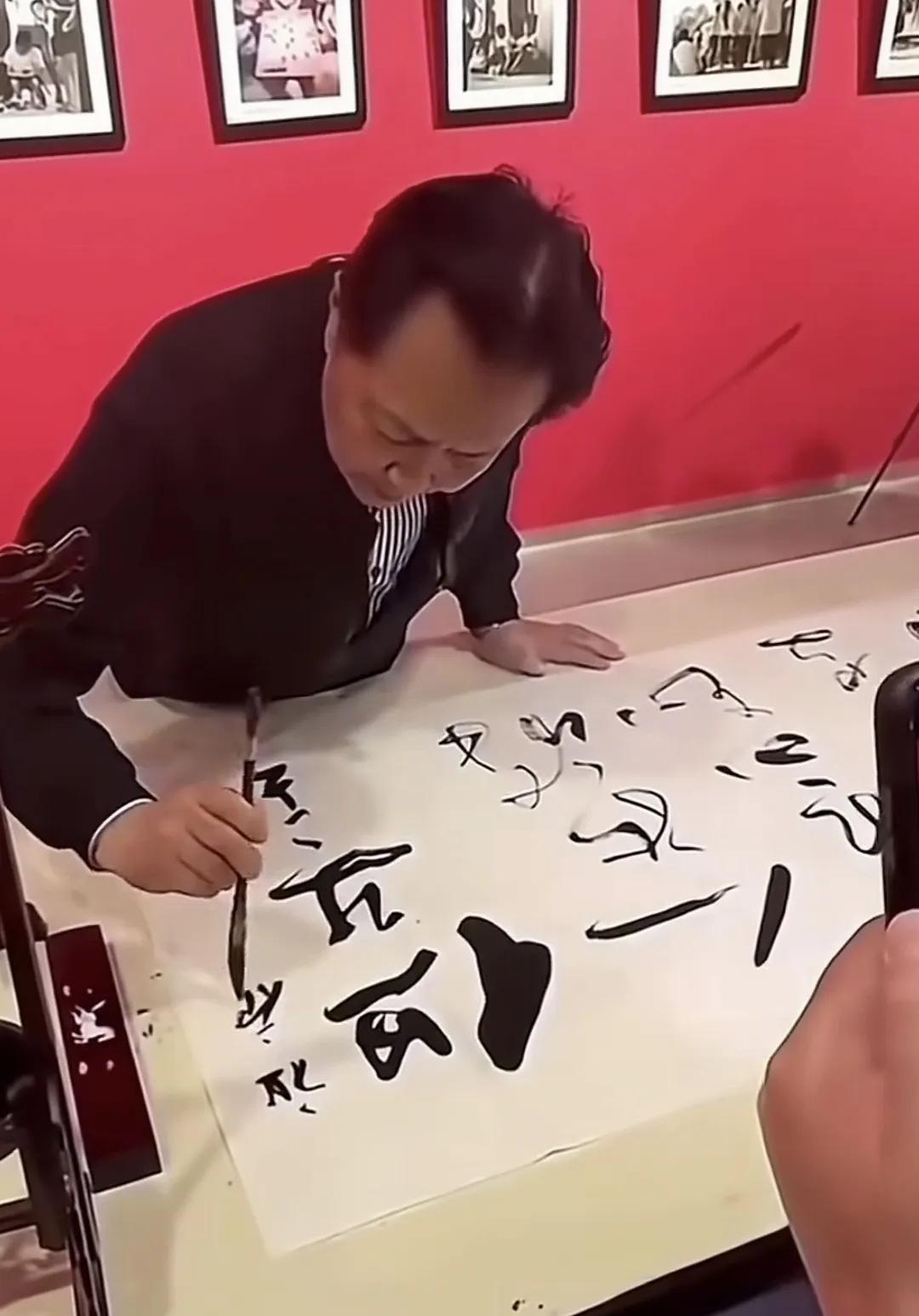 排除私人恩怨和其他因素，大家本着公正的原则来评价品鉴一下这位演艺界书法家的字。这