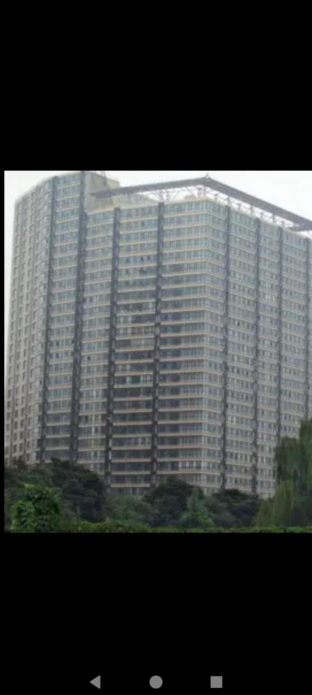 在北京有这么一幢神奇夸张的大楼，高32层，局部31层，叫天龙华鹤大厦，实际上是由