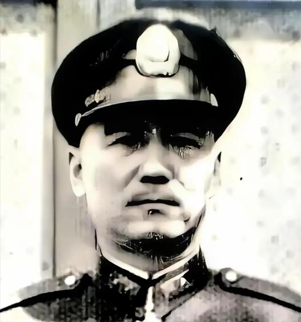 1949年，成都已被团团围住，国军30军军长鲁崇义把心腹叫到一起，只说了一