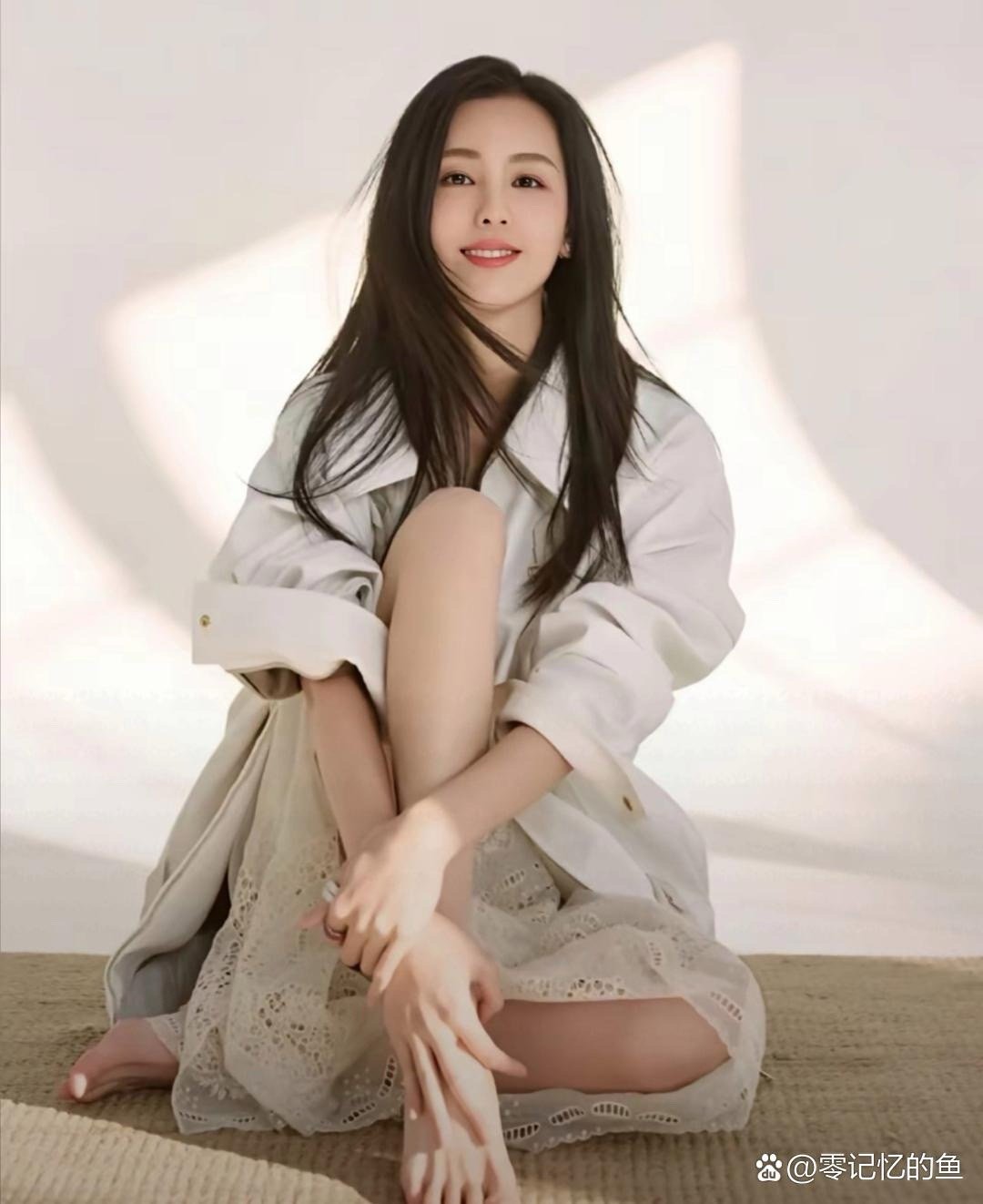 陈都灵的足部线条很有辨识度，和常规状态不一样，自带独特的精致感～