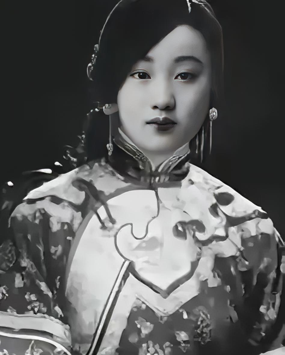 话说回来，谁能想到，大清朝最尊贵的紫禁城里，竟会上演一出极其屈辱的“扒衣廷杖”？