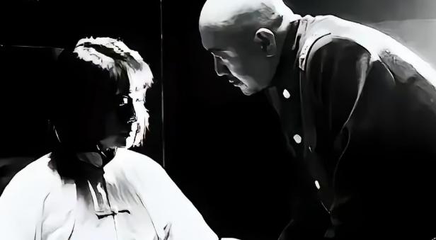 1941年，汉奸头子周世奎半夜审讯女地下党，当他掀开对方头发时，却瞬间面如死灰，