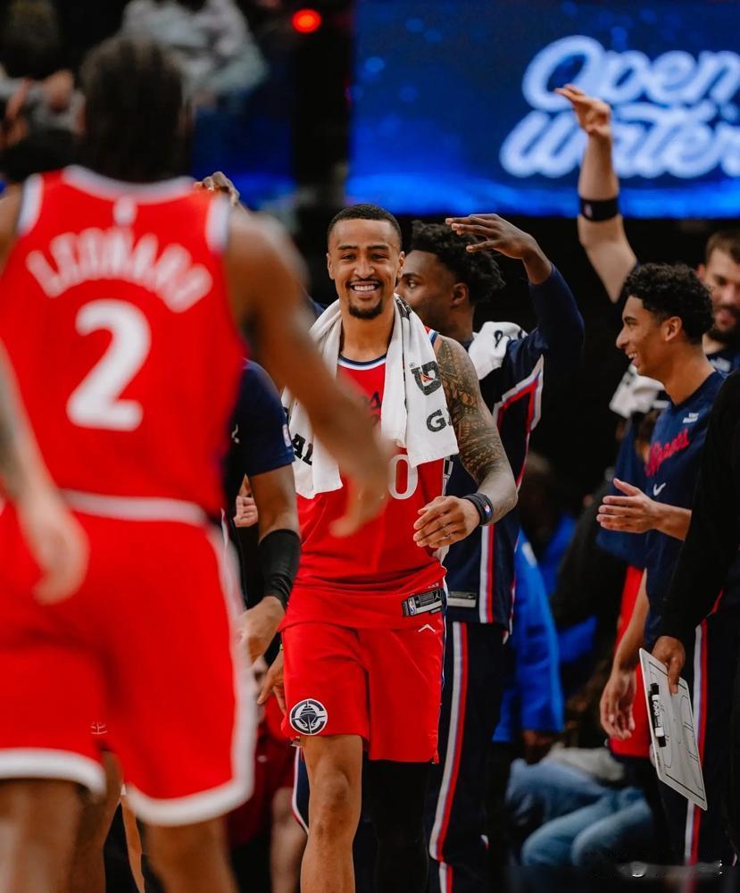 6连胜在望，主教练却被记者问哭了。赢球后的发布会上，泰伦·卢被问到球队最大的