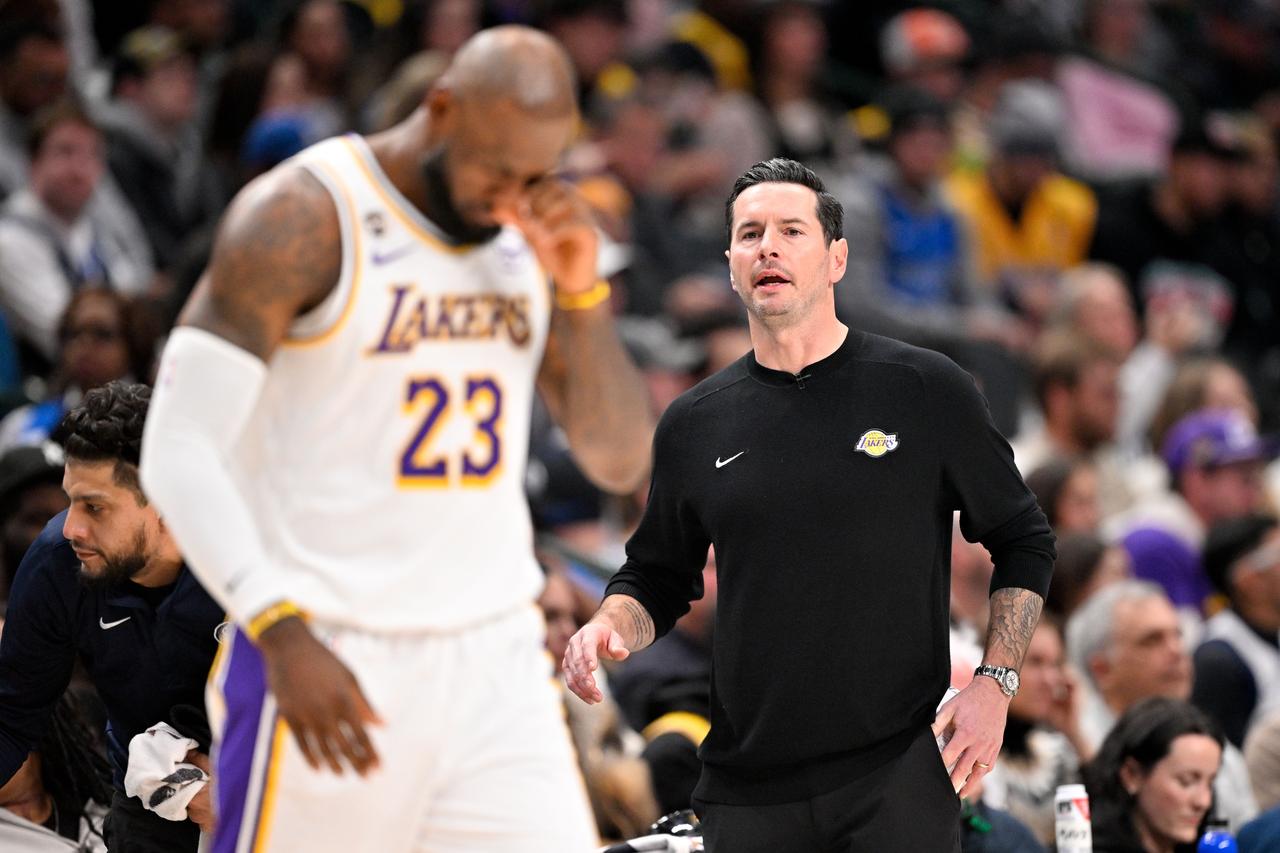 雷迪克真是有病！三节落后25分，第四节一上来，詹姆斯、斯玛特、肯纳德还在场上