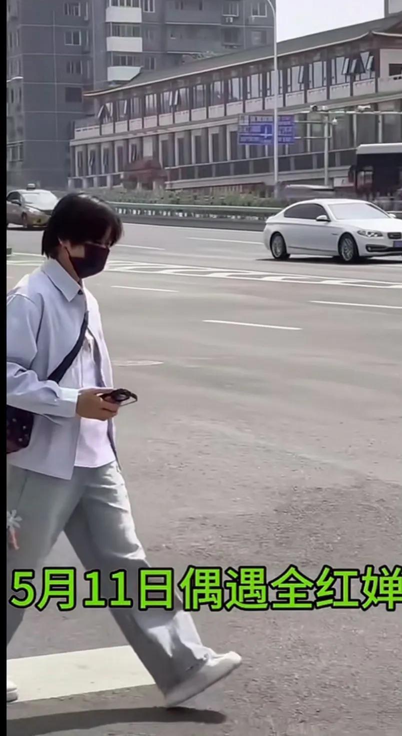 好担心她呀！为什么没有保镖呢，可要注意一点！毕竟现在坏人太多了这孩子太不容易了