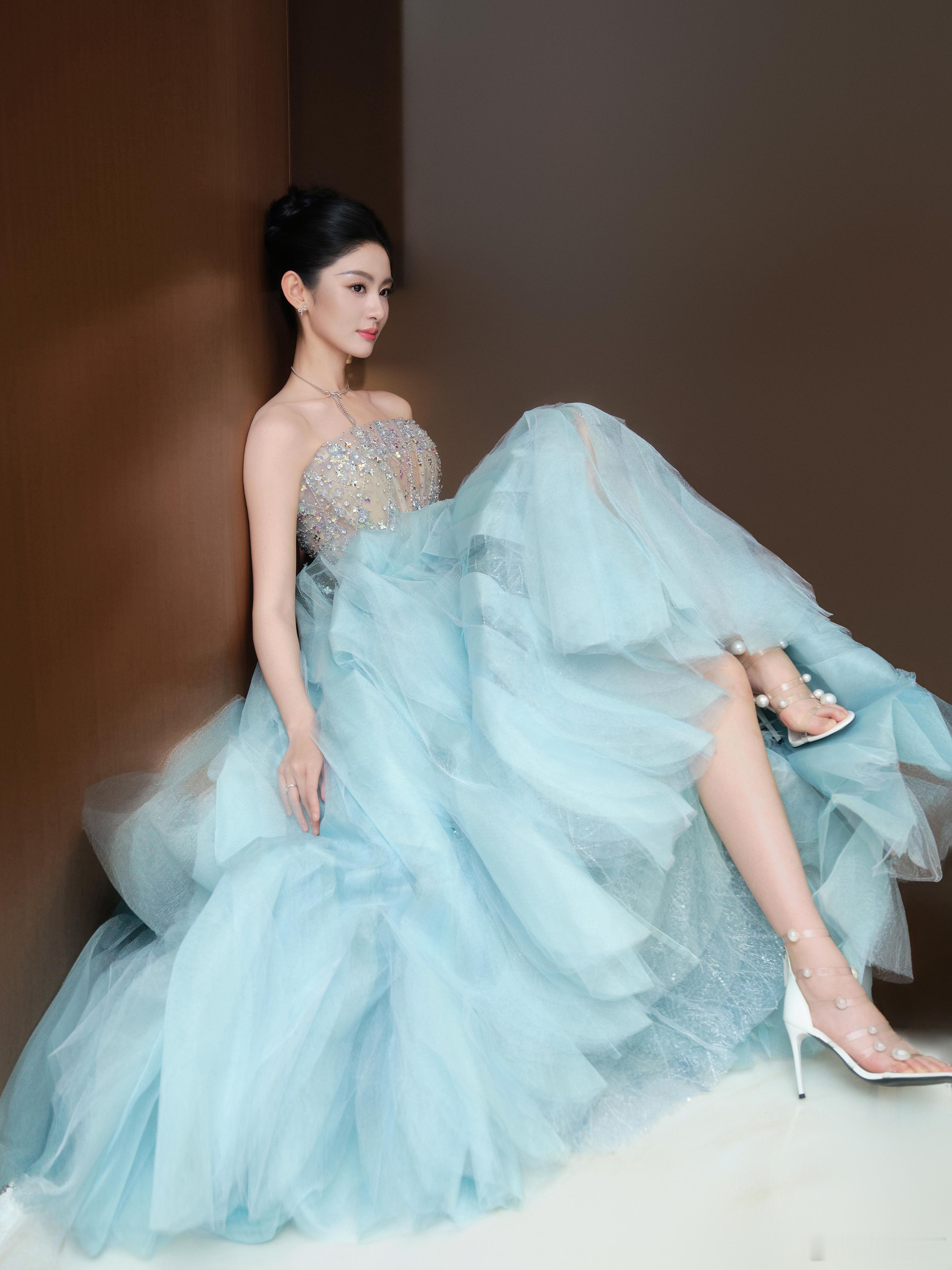 赵晴新年营业照新的一年新的美丽