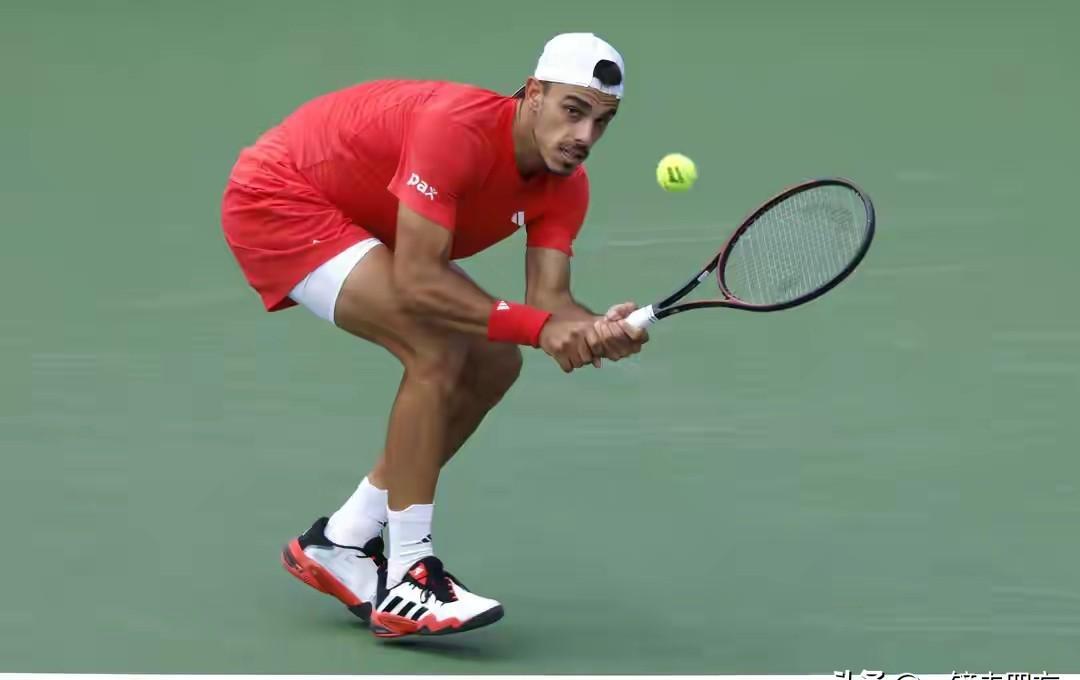 辛纳又赢了,室内硬地22连胜,快追上费德勒的纪录了。巴黎大师赛16强稳拿,下轮