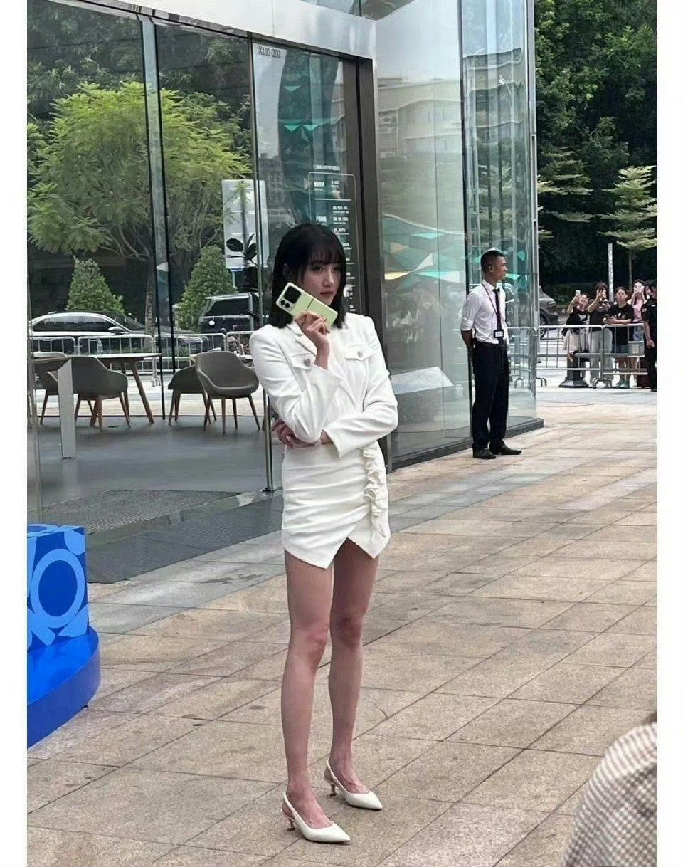 没美颜没滤镜，现实里的关晓彤长这样