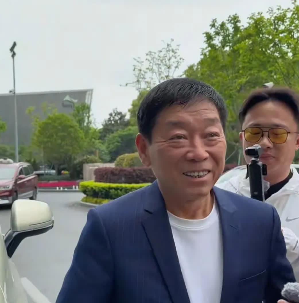 一记者不安好心，一直给魏总挖坑。魏建军说话滴水不漏，一一化解。问：高山汽