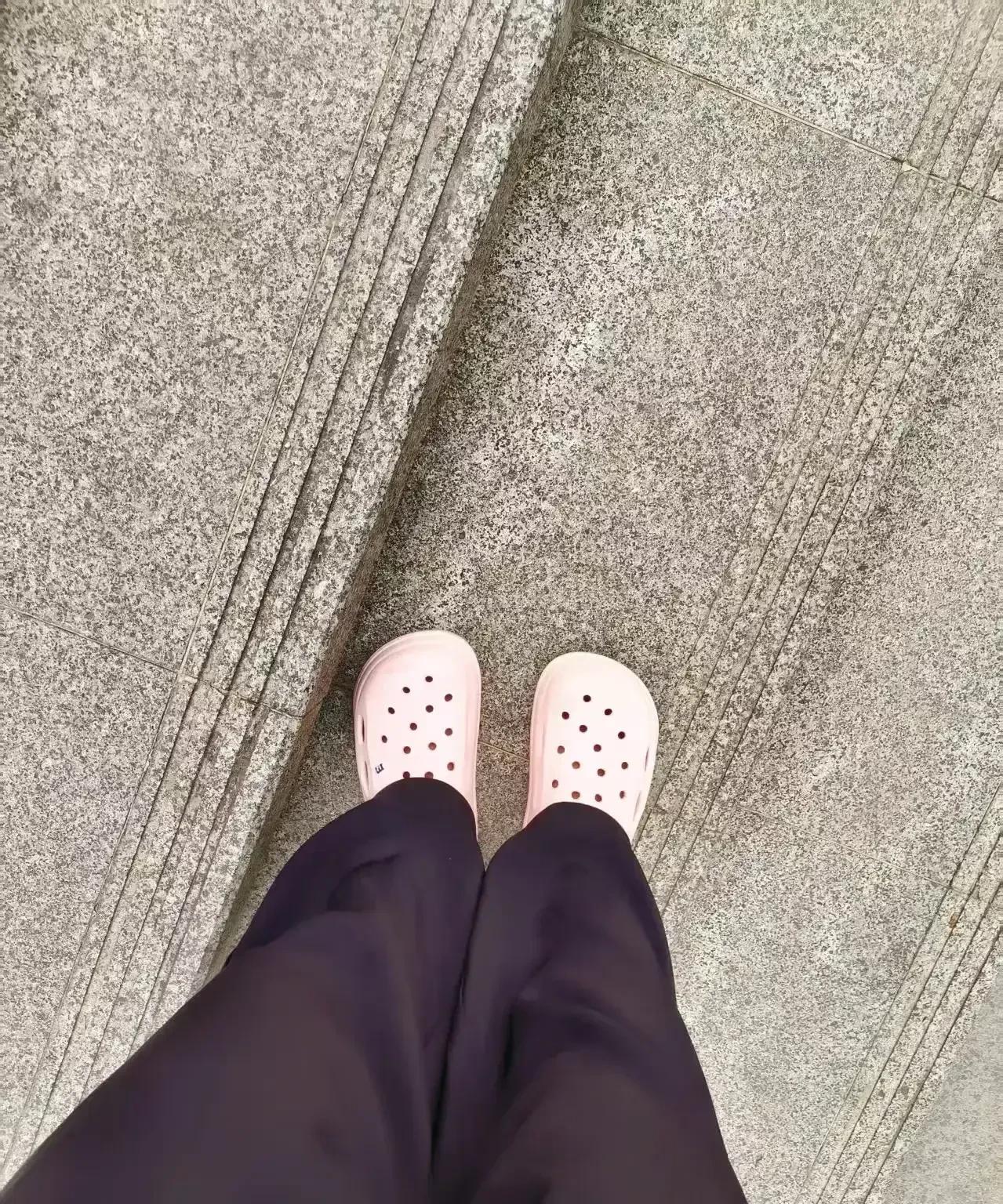 这一次，我不想再接受富亲戚的施舍了。昨天早上，开工厂的表姐打电话给我，说她老公