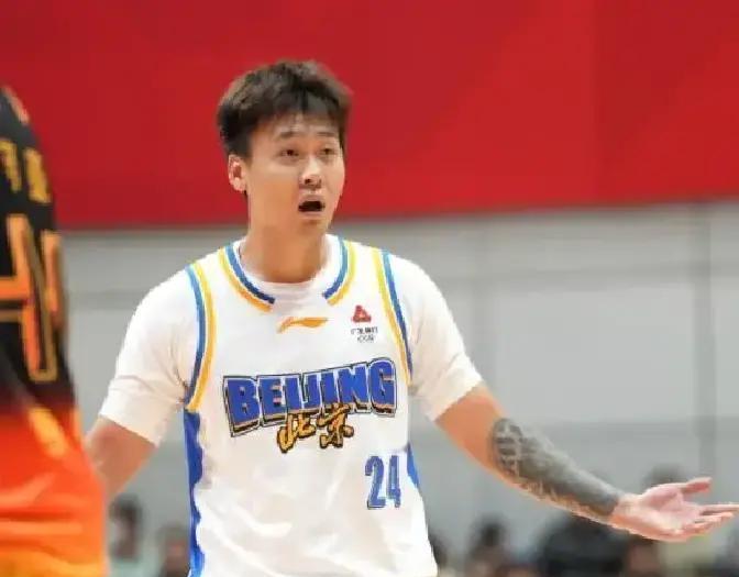 才打19分钟，他凭什么让对手更害怕？赵睿首钢首秀，数据栏很克制：19分钟，10