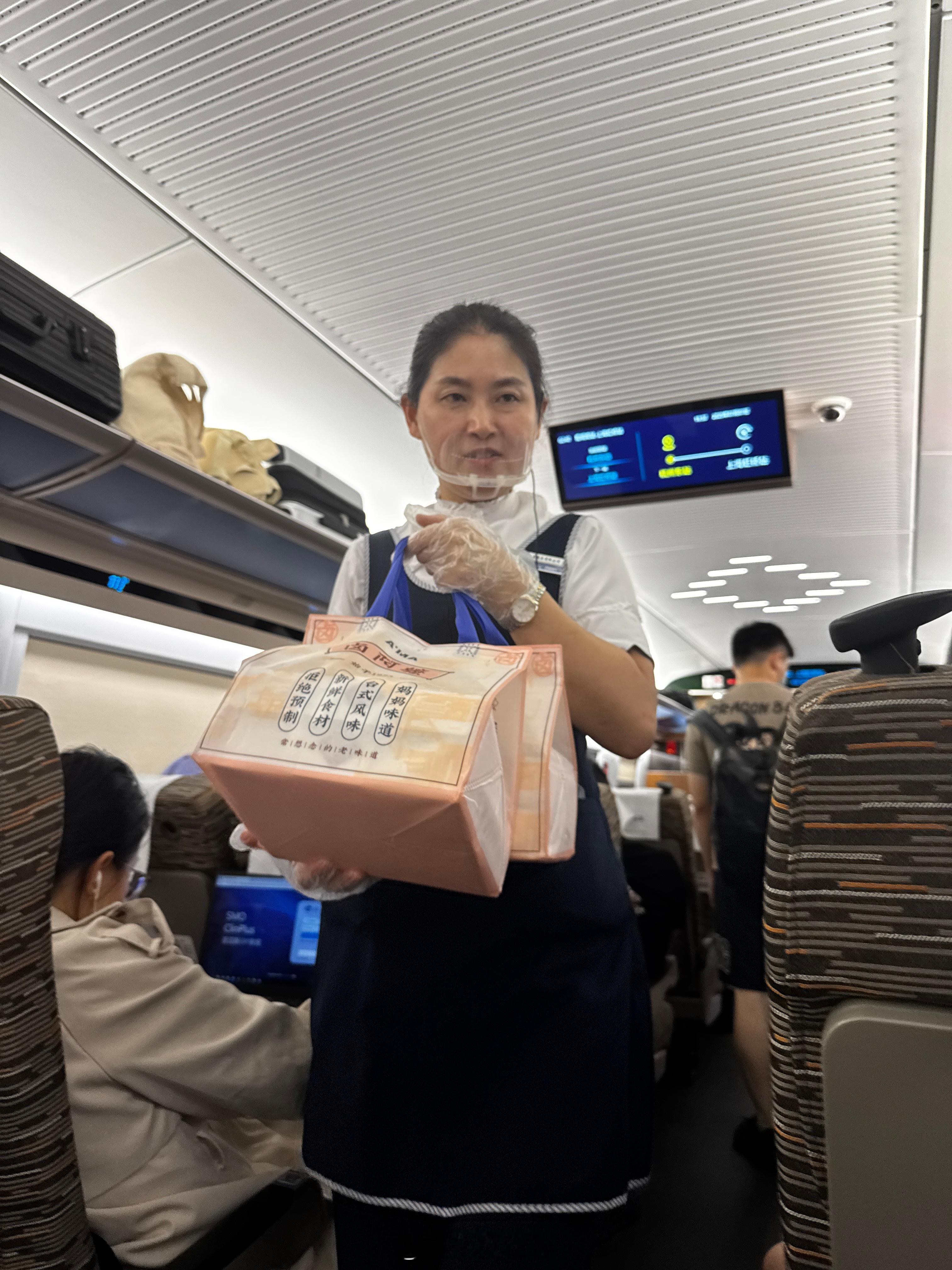 12306回应高铁不要食用方便面提醒从封闭环境来说提醒是对的！要知道无论餐车购买