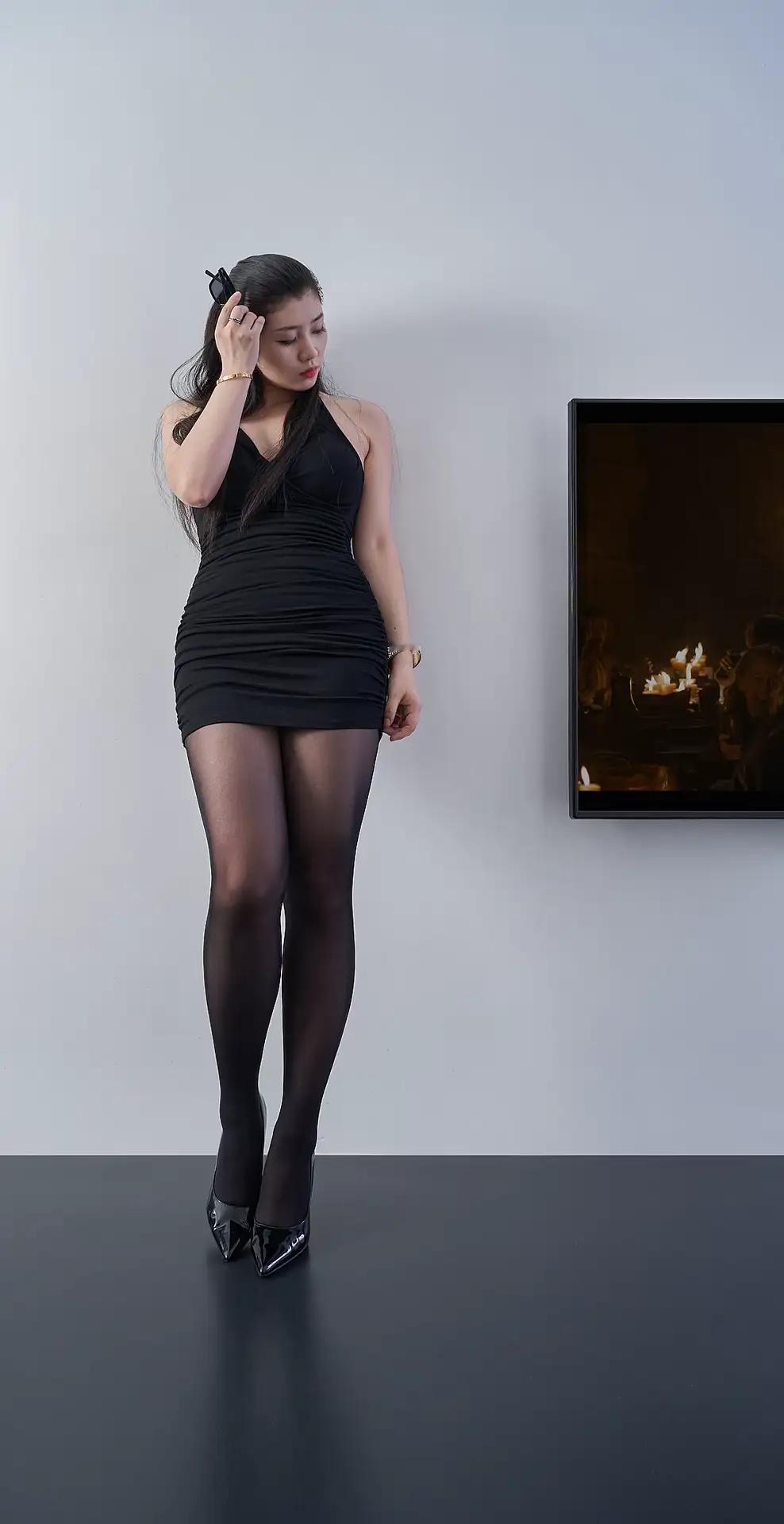 黑色连衣裙配黑丝，微胖女士的首选