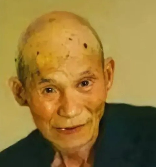 他是中国坐牢时间最长的人，从1953年到2010年，从20岁的小伙子一直关到77