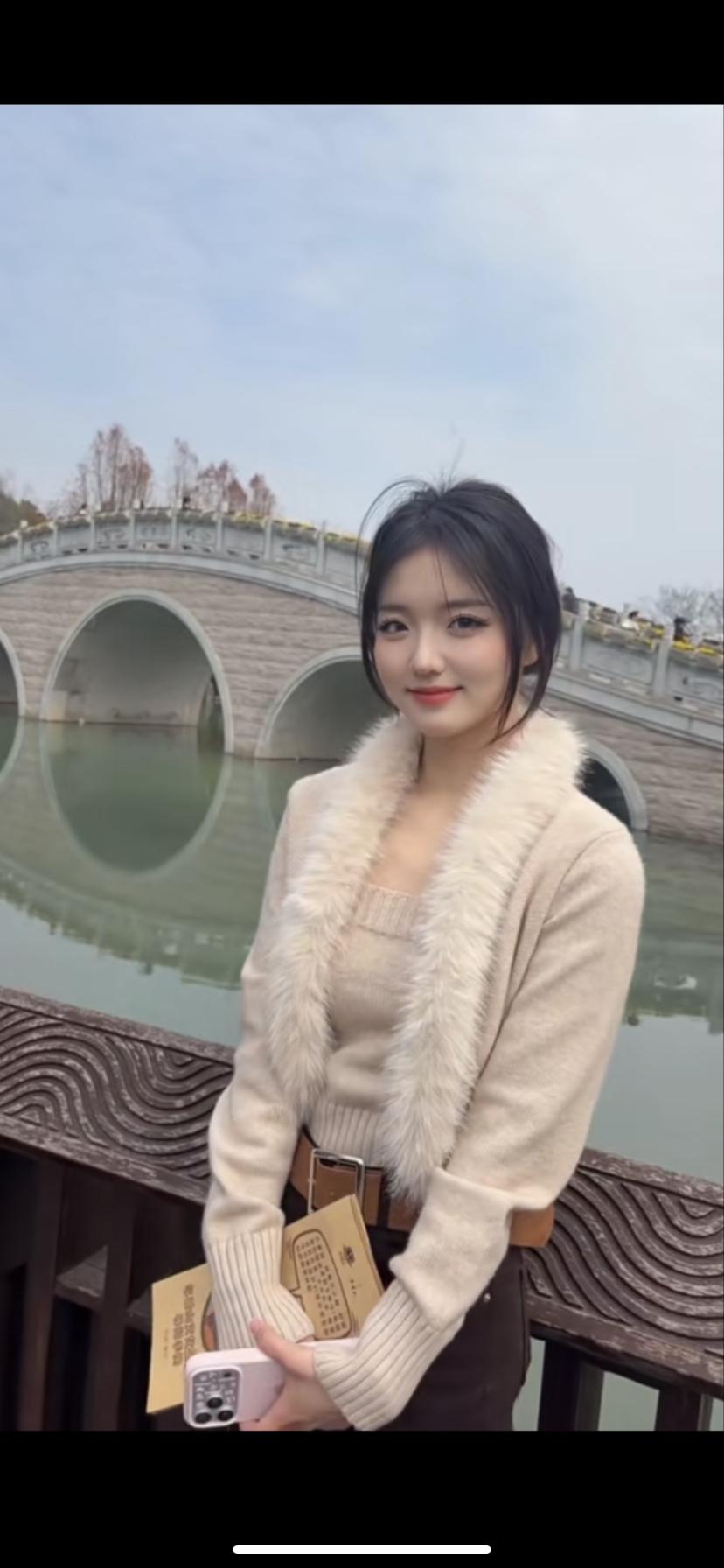 冬日暖阳下，桥边漫步，温暖与美好并存。