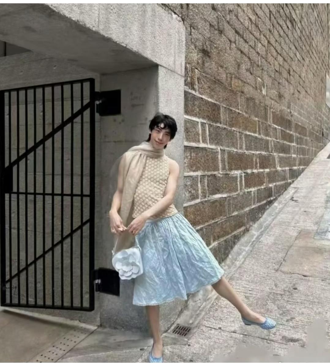 他这是走上了向佐的赛道。