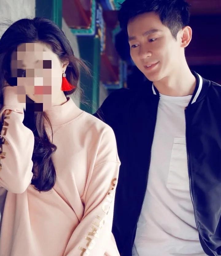 当年小S问李晨：你胳膊受伤了还做吗？李晨说：做啊！这样做，说完他直接跑到地上单