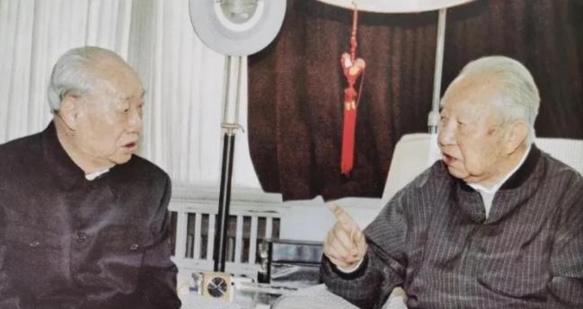 2003年，汪东兴看望华国锋并亲切交谈。汪东兴时年87岁，华国锋时年82岁。两位