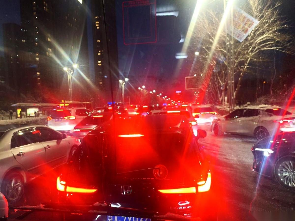 20分钟的路，坐了快一个小时。我跟你讲，但凡乌鲁木齐的天气稍微有点“想法”，想