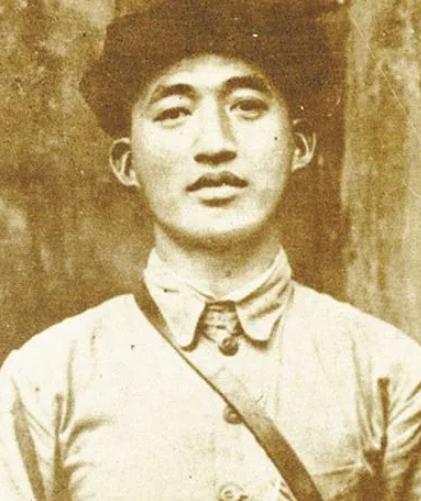 1934年，韩先楚打了胜仗后，因弄丢了200多银元，被撤职，红25军政委吴焕先却