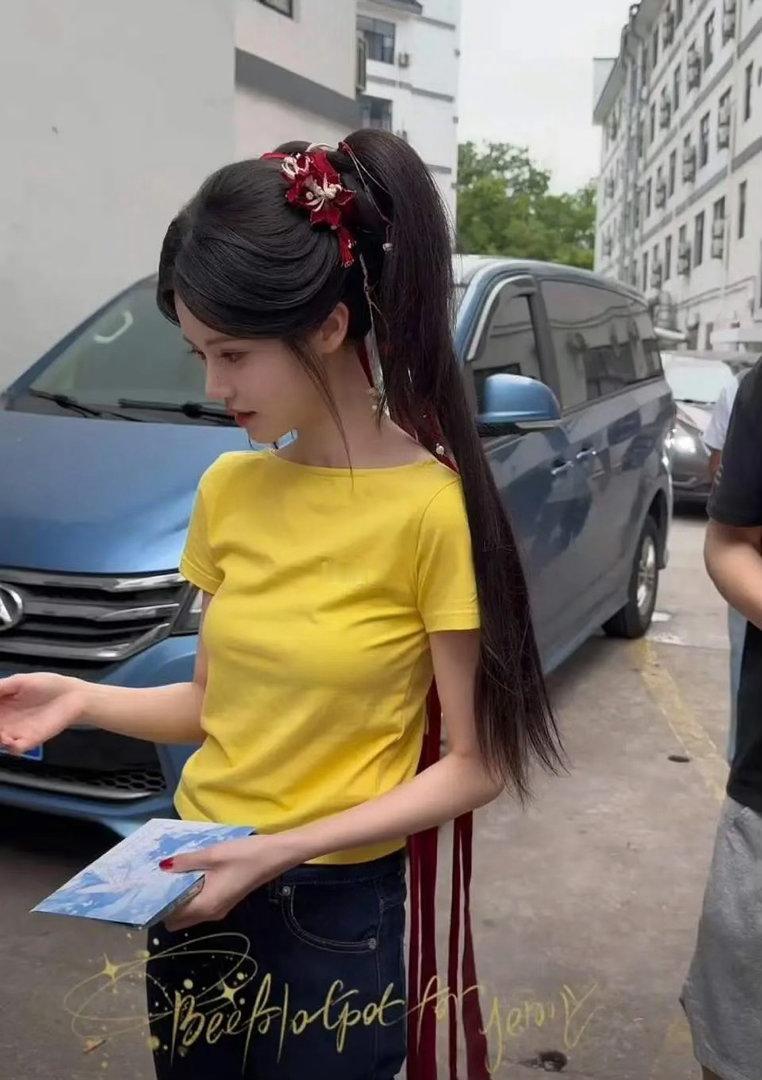 为了上镜女明星都很辛苦​