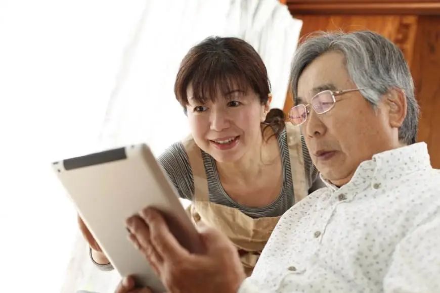 当老辈子跟上时代后老辈子慢慢解锁各种线上功能，学着发消息、看直播，还会跟你分享