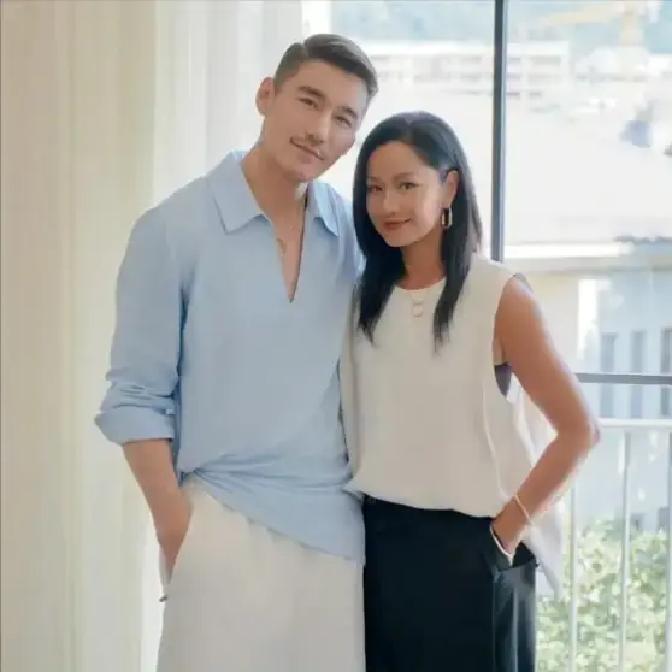 在北京胡同里，一位摇着蒲扇的街坊大爷，笑呵呵地对并肩走过的胡兵和瞿颖打趣道：“拍挺好！拍完了，那什么