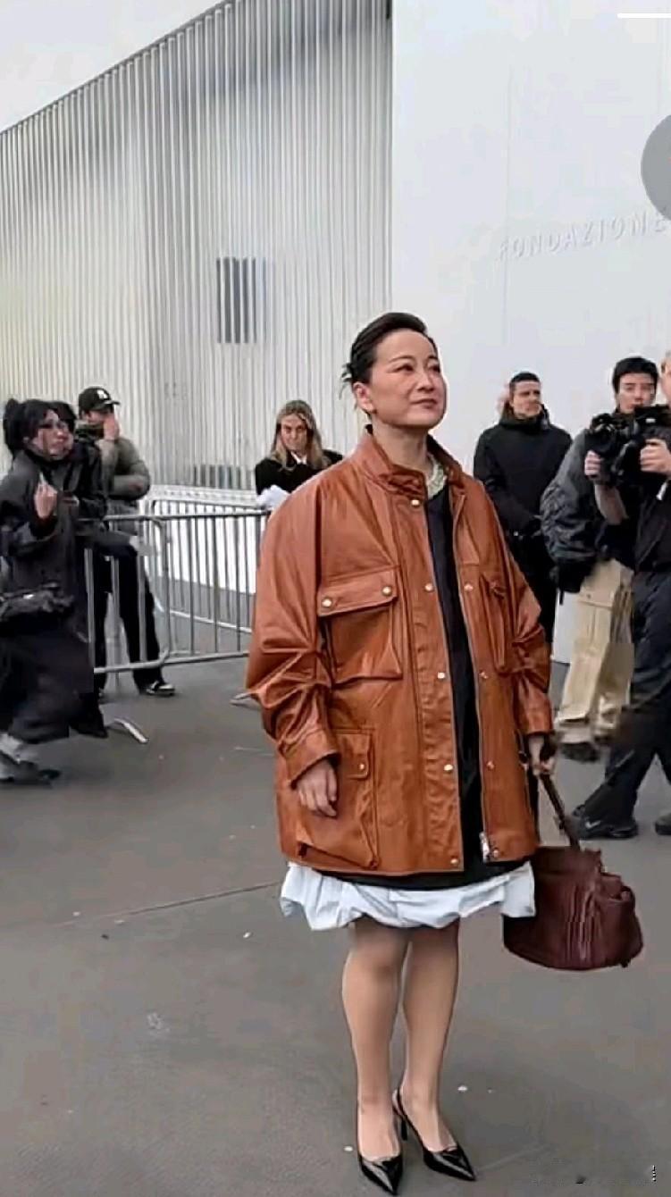 我突然觉得以前那个胖胖的又可爱的贾玲去世了，再也回不来了，这个贾玲再也没有以前的