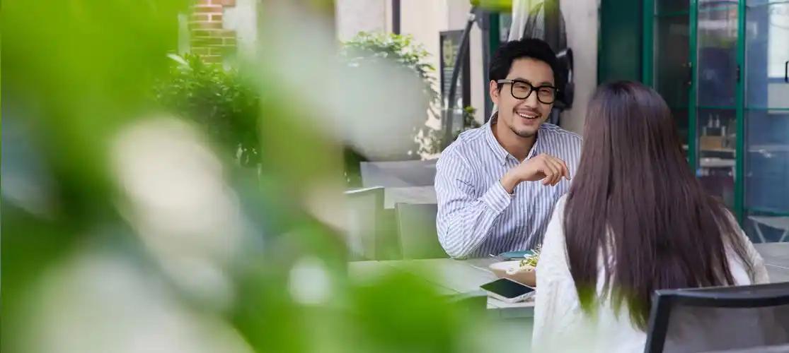 同事暧昧的4个信号，占一个就藏不住了！办公室里的关系，向来是半透明的。有些