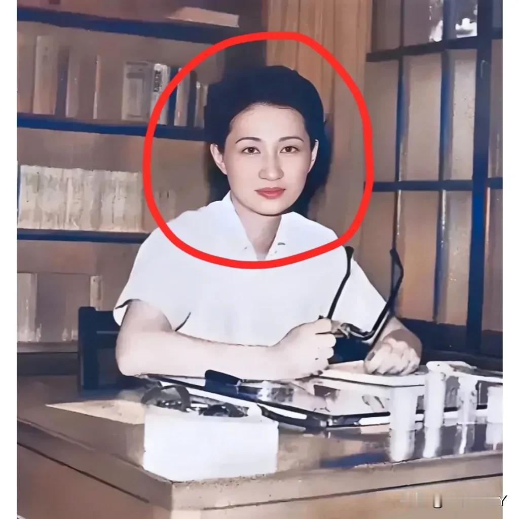 一张摄于上世纪40年代末的老照片，大家看看容貌秀丽的女子是谁？这才是她年轻时候的