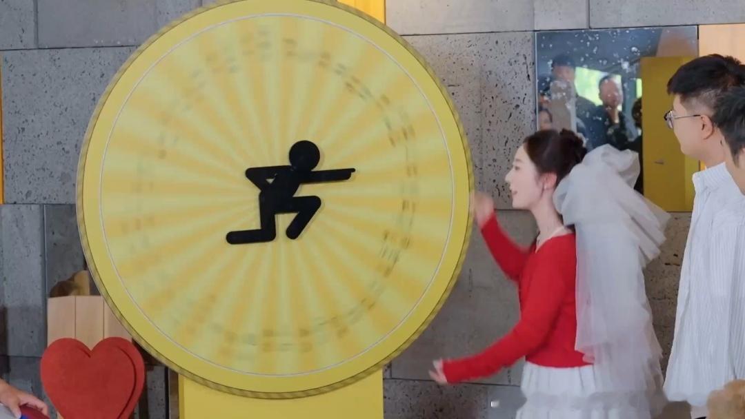 谁能想到邓超的“死亡提问”来得这么快！新人刚问“娘娘允了吗”，超哥表情直接凝固。