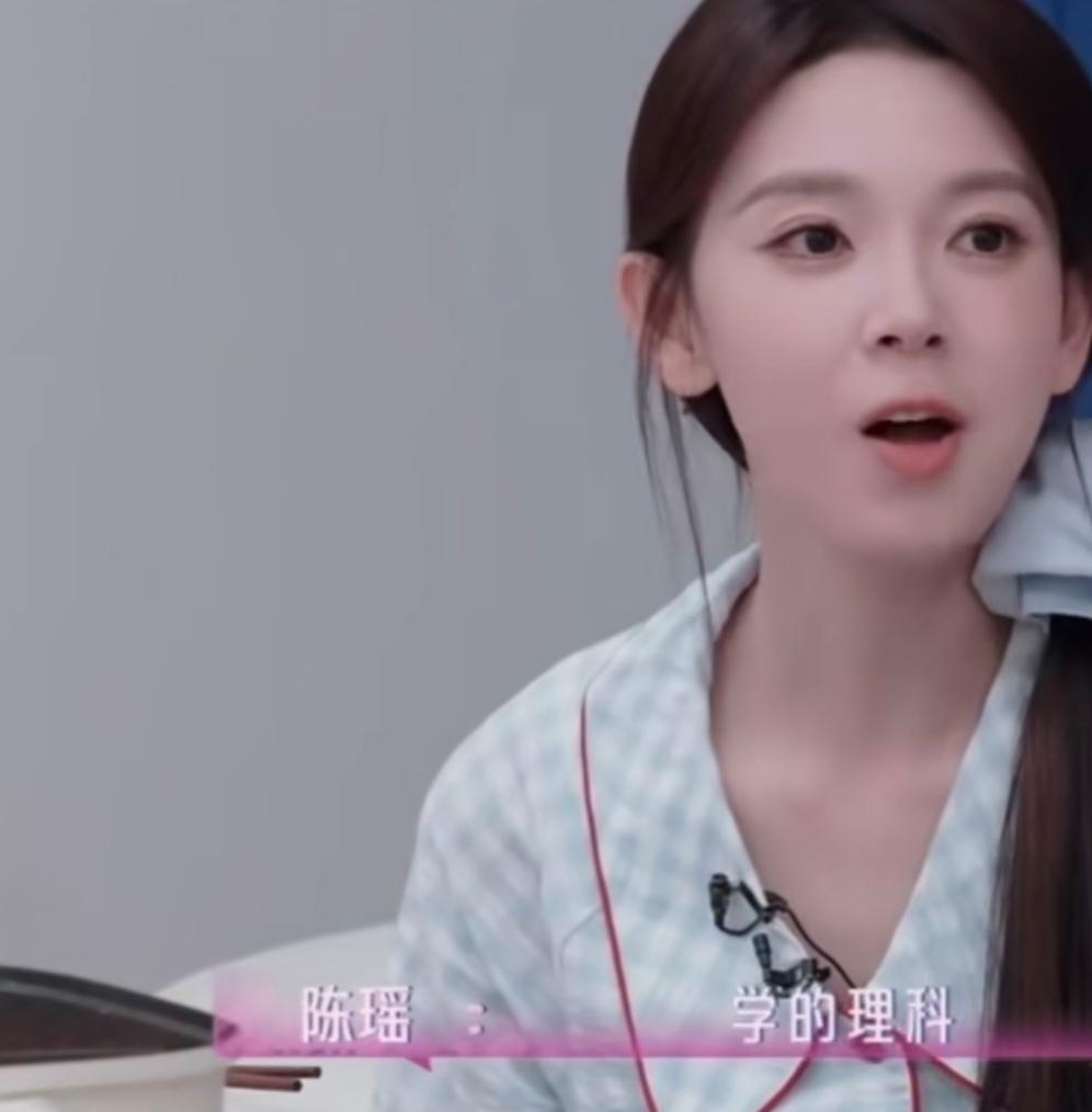 陈瑶被问是一开始就想要当演员吗，她摇了摇头说:“没有，我之前是普高，学的理科，最
