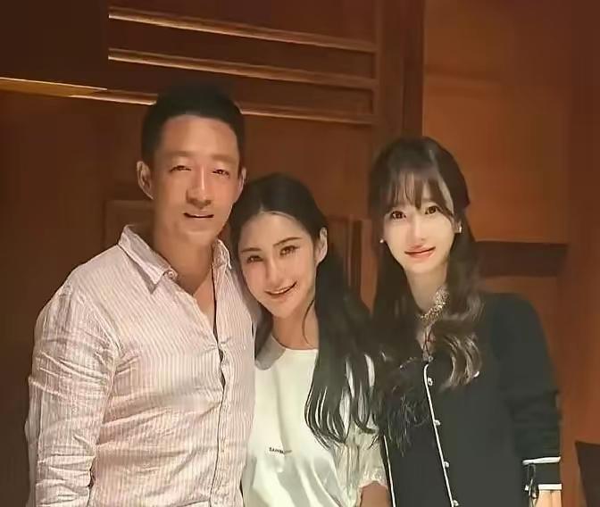 汪小菲马筱梅直播“互怼”，夫妻直播的尴尬与真相昨晚，汪小菲在直播间喝高了，