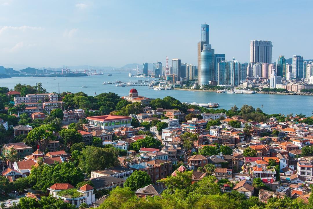 青岛不解，大连也好奇，如今厦门竟成可海可城的鹭岛风情常听人聊海滨城市，青岛的红