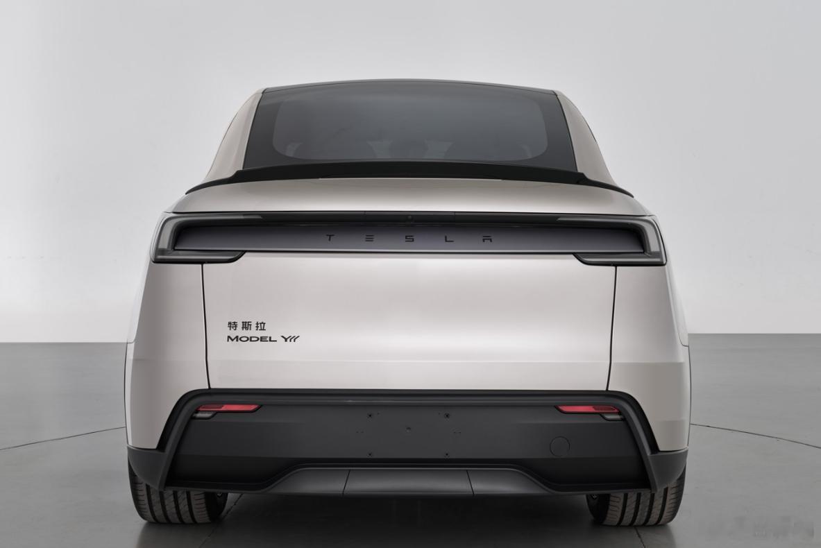 简单给大家总结一下ModelYL六座版本相比于普通ModelY的区别：1、尺