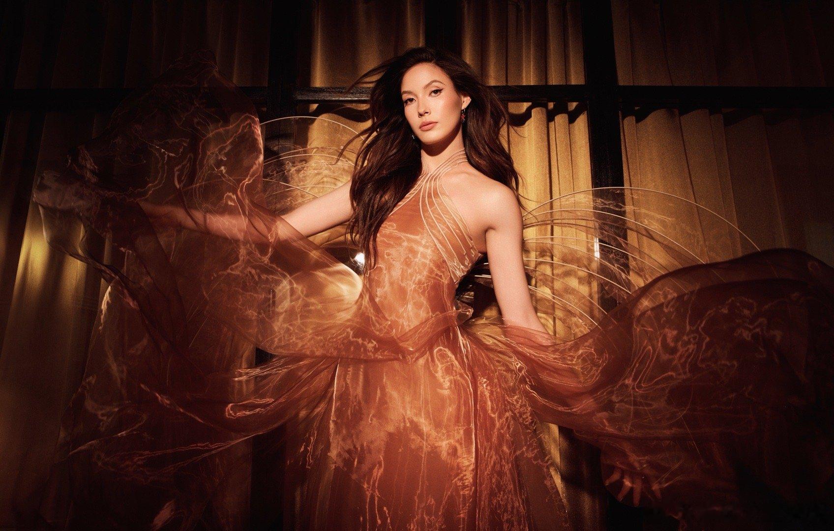 时尚大片！谷爱凌社媒晒艺术照：元宵节快乐