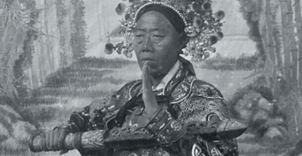 1908年慈禧太后去世，李莲英请求回老家养老。隆裕太后面色不善，心想：“你做了多
