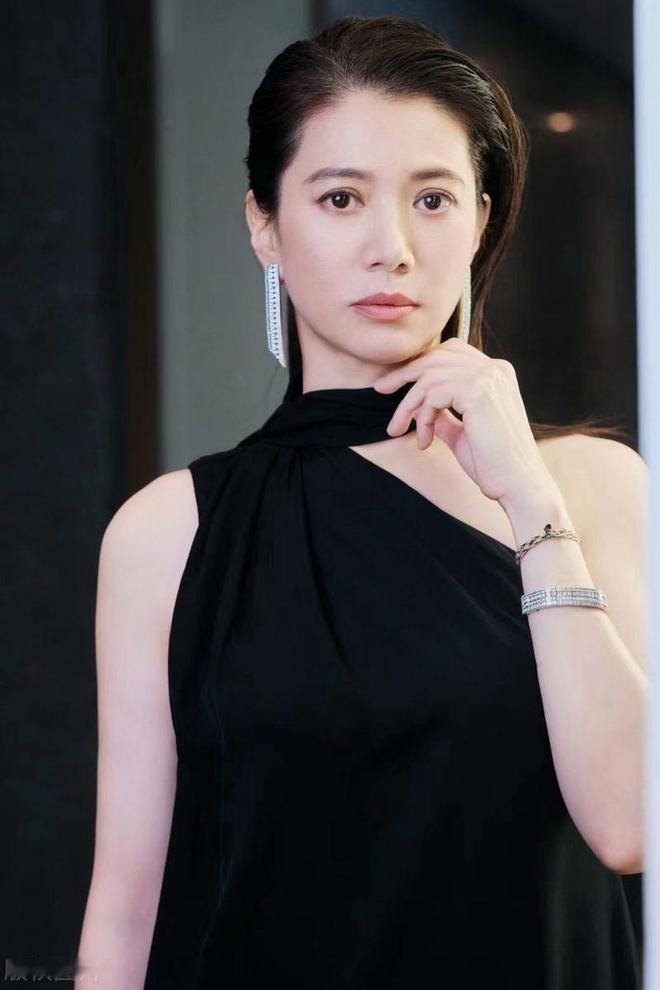 袁咏仪在一次采访中对主持人说了个大实话，他说，曾志伟根本不是你们以为的那样，自己