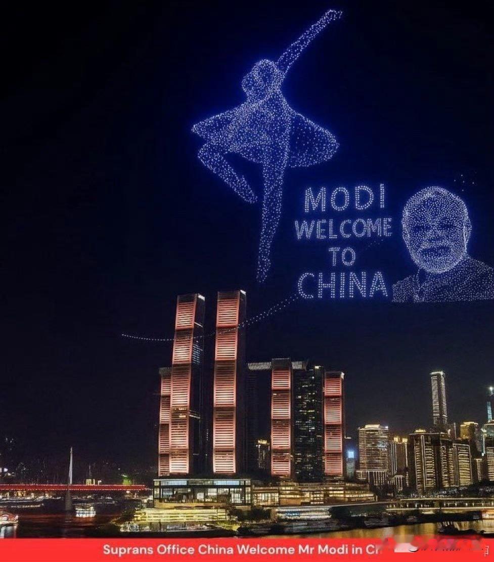 三哥这群网友真有意思，拿一张重庆无人机表演的图片P成了天津的无人机表演，煞有介事