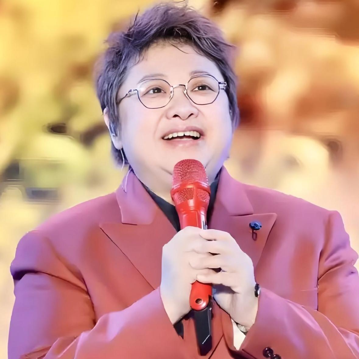 韩红说做慈善的钱都是透明的，都是亲自送到了老百姓手里。大家强烈要求她晒出账单，却