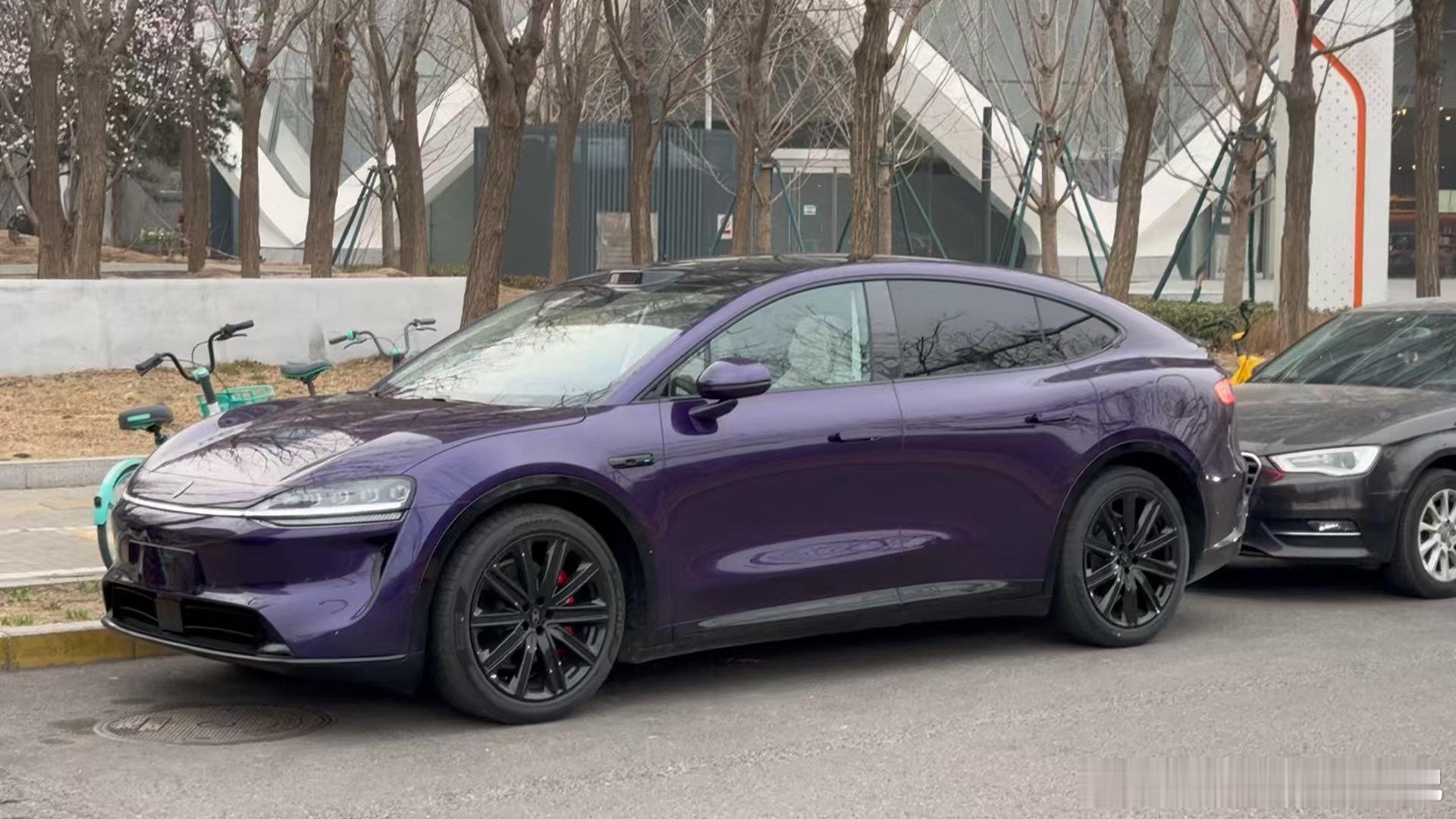 其实从智界诞生以来，技术“含华量”一直都没低过。首发巨鲸电池平台、高压碳化硅电机