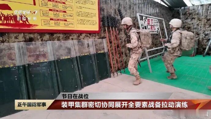 光看武器就知道对付谁了高原部队国庆假日拉练除了人手一把枪外还人手一根狼牙棒不管热