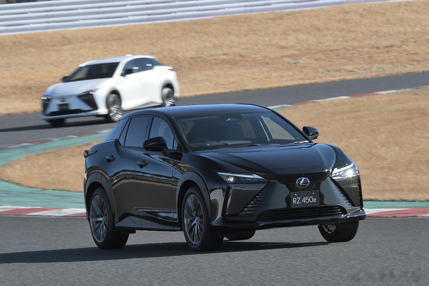 雷克萨斯RZ，大家都比较熟悉的纯电SUV，在日本发了新款，电耗简直吓死人——77
