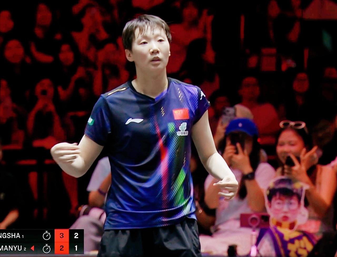 突发！王曼昱衣服脱线了，主裁判处理的太聪明了。前五局孙颖莎3:2领先但是