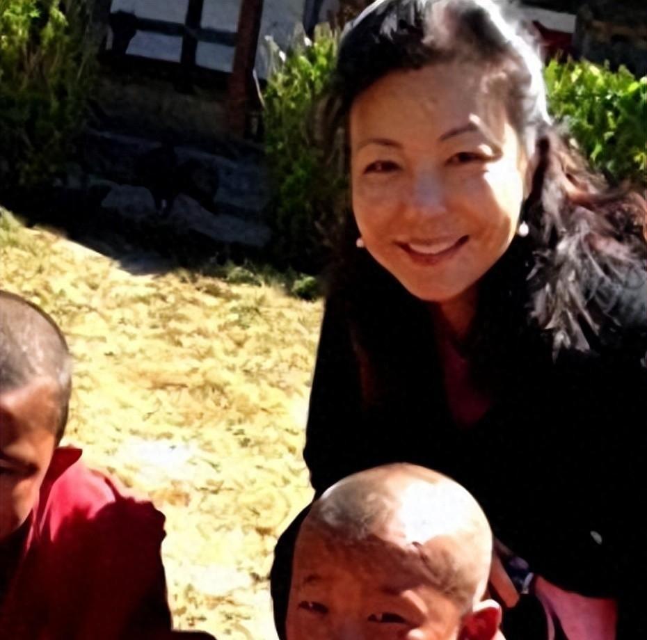 一位身价不菲的北京女富婆，突然变卖核心地段的房产，豪掷500万现金，跑到异国他乡