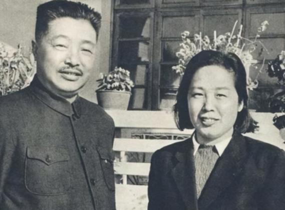 1942年，46岁的贺龙吃“嫩草”，娶了比他小20岁的女学生，毛主席知道后，瞅了