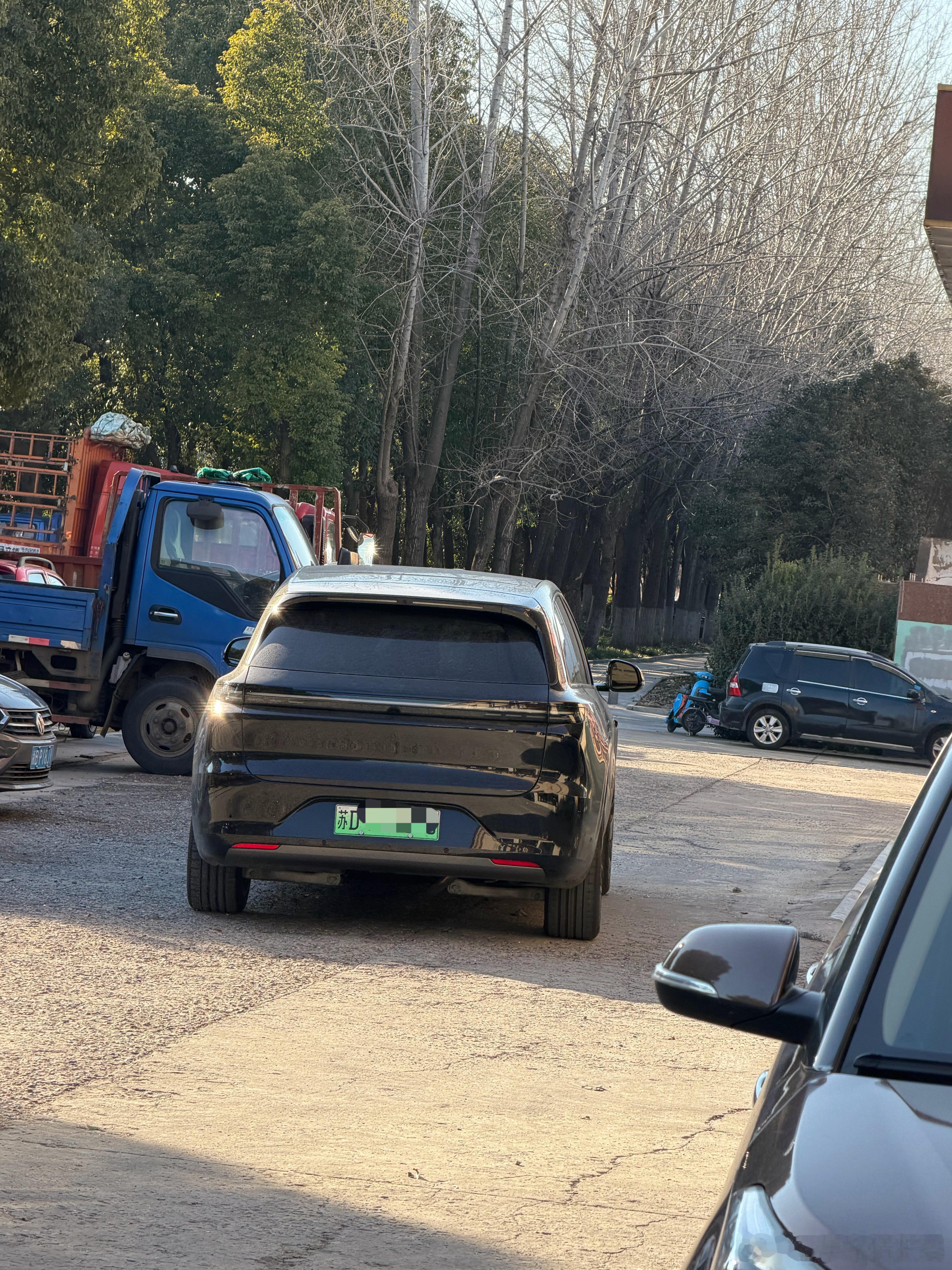 刚初中同学来送请帖，挺唏嘘的巅峰开局，1米87，又白又帅，工程大佬家庭，09年的