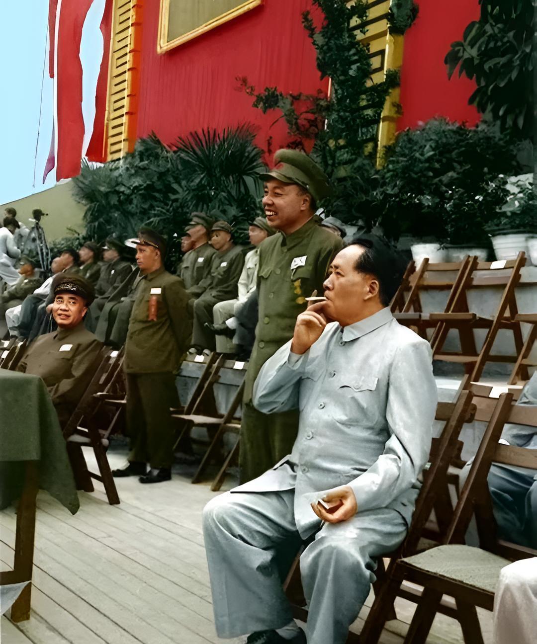 毛主席在在军运会上的一张老照片，霸气侧漏。照片拍摄于1952年，第一届军运会现场