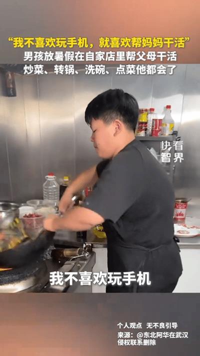 据了解，一美食博主探店发现安徽卖板面的店铺里，一位小男孩忙前忙后，博主还以为是打